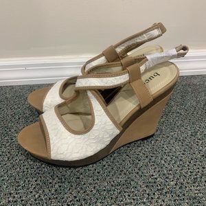 Bucco size 8.5 women’s wedge sandals